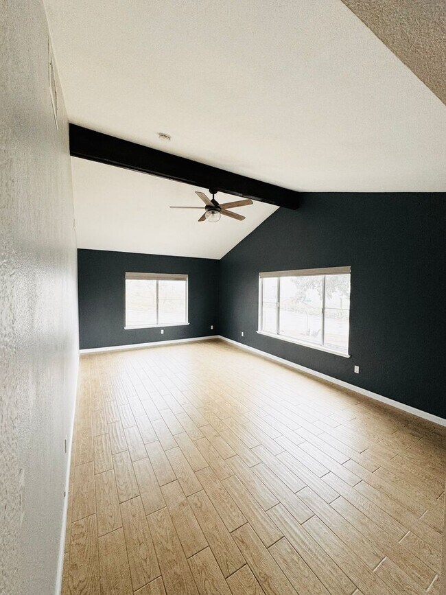 Building Photo - Great Views/3BED 2BATH/SOLAR/Move in ready