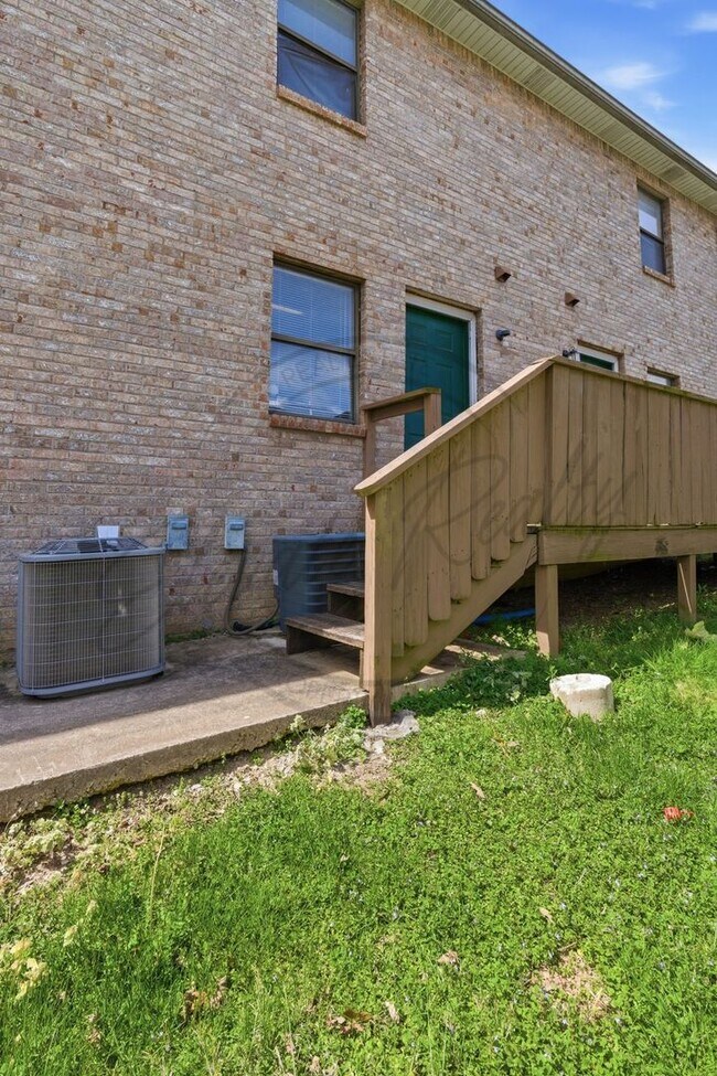 Building Photo - Spring Special: Charming 2 Bed / 1.5 Bath Townhouse in Cookeville