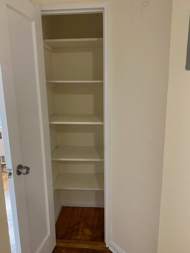 Building Photo - 88-10 35th Ave