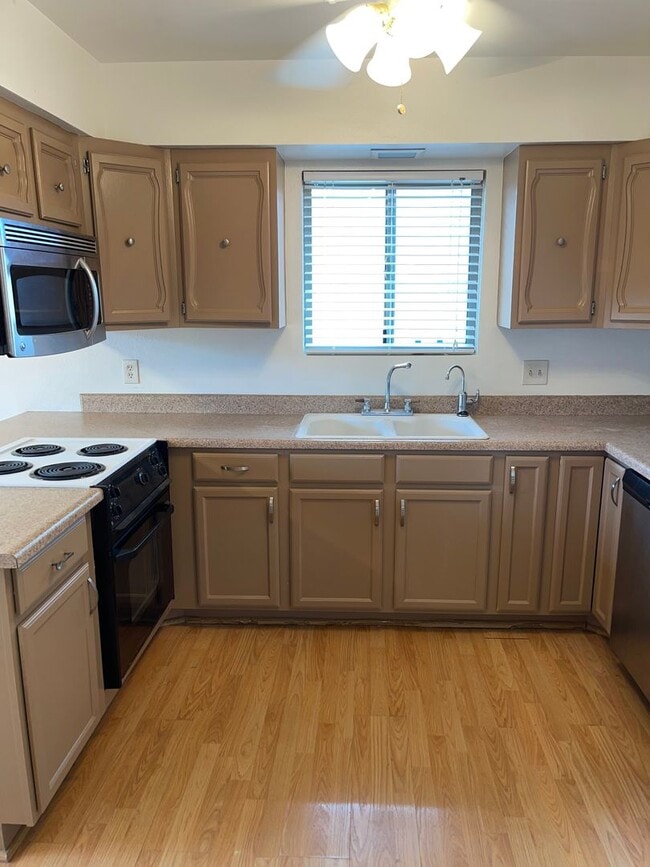 Building Photo - 3 Bed 1.5 Bath Duplex