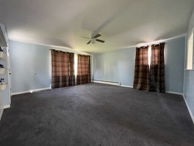 Building Photo - ADORABLE 3 BED 1.5 BATH BUNGALOW -----DEERING ST.