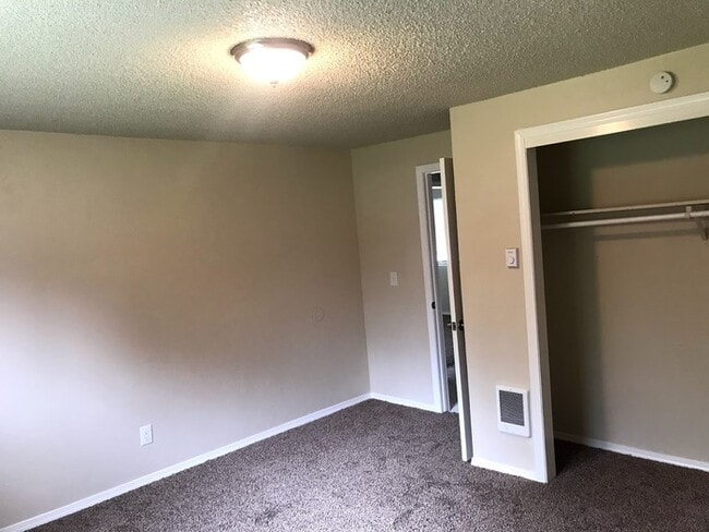 Building Photo - 334 S 3rd St