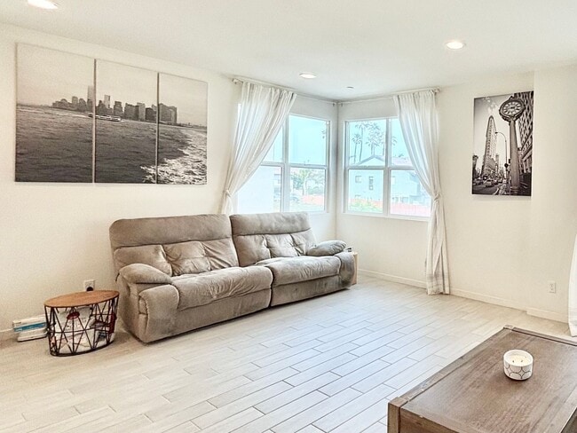 Building Photo - 1105 Canal St