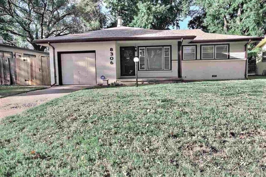 Primary Photo - 8306 E Indianapolis St