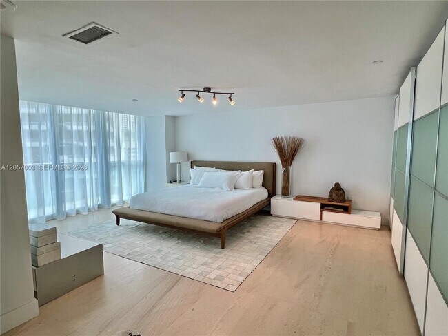 Building Photo - 1331 Brickell Bay Dr