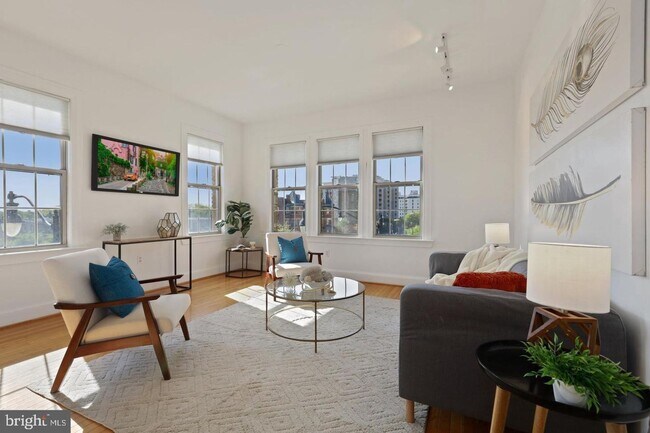 Building Photo - Beautiful One BR in Columbia Heights/Adams Morgan