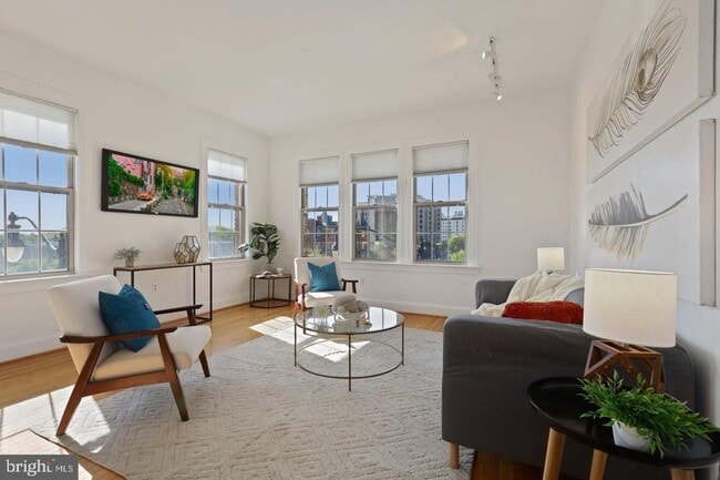 Building Photo - Beautiful One BR in Columbia Heights/Adams...