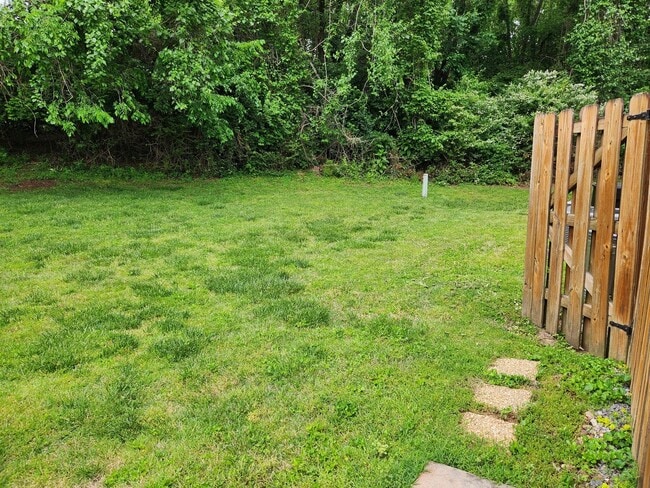 Building Photo - COMING SOON... Beautiful 2BR/1.5BA Townhouse in Hermitage Meadows!