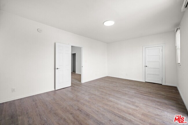 Building Photo - 926 S Mariposa Ave