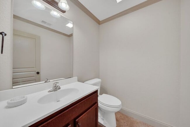 Building Photo - Hillrise Apartment 1 BR/1.5 Bath One Level with Attached Garage