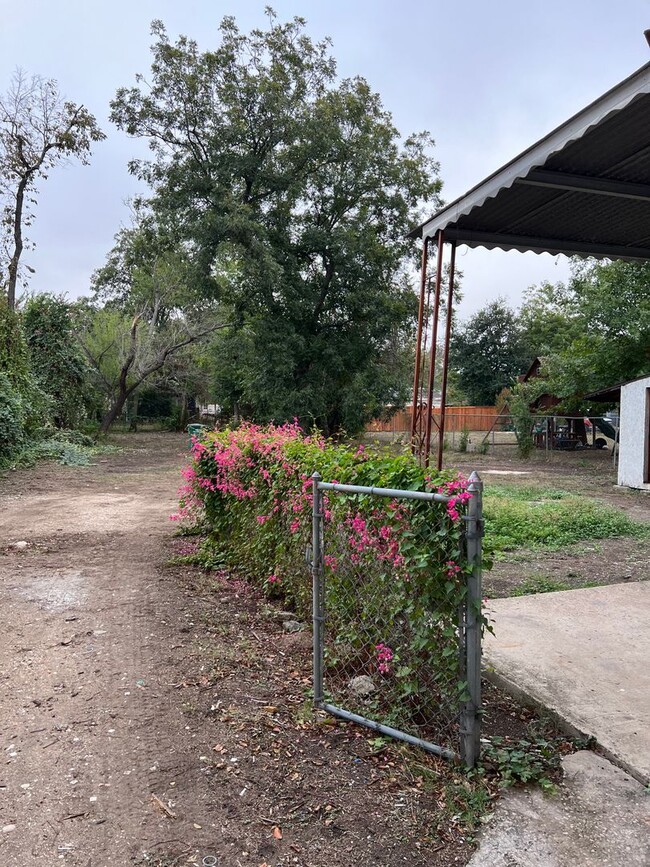 Building Photo - 2/1 Cottage in Great Location!