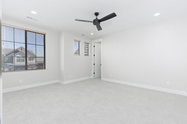 Building Photo - Gorgeous 5 bed | 3.5 bath |  Custom Home with RV Garage in Tonaquint!