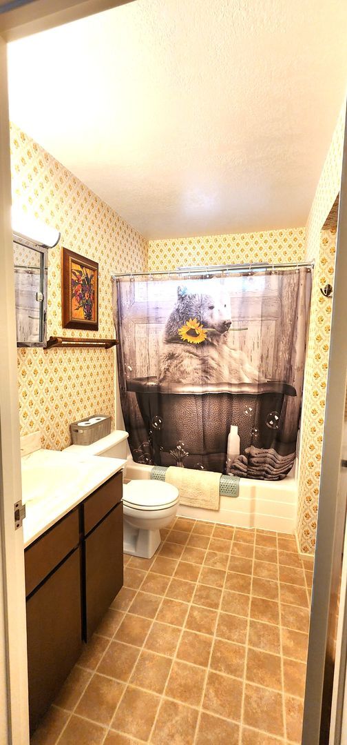 Building Photo - Unfurnished 4 Bed, 2 Bath with Garage.  Amazing Location on Dead-End Street with Forest Access!