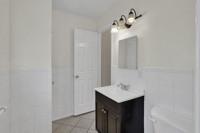 Building Photo - 1018 Surrey Ct