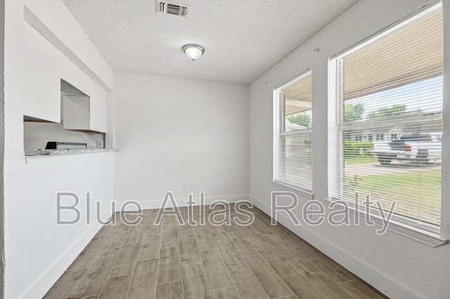 Building Photo - 5517 Wellesley Ave