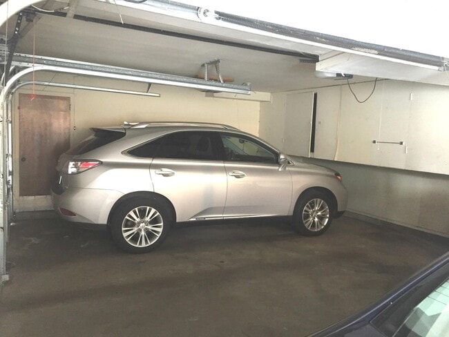 Building Photo - 1581 Quaker Ln