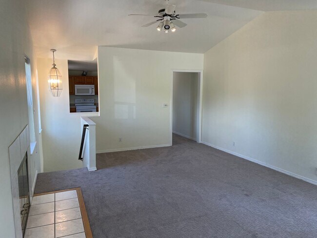 Building Photo - Spacious 3-Bed, 3-Bath Maple Leaf Home