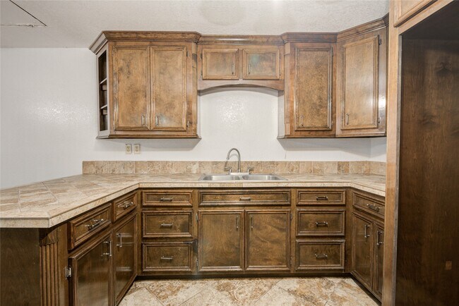 Building Photo - 811 W 7th St