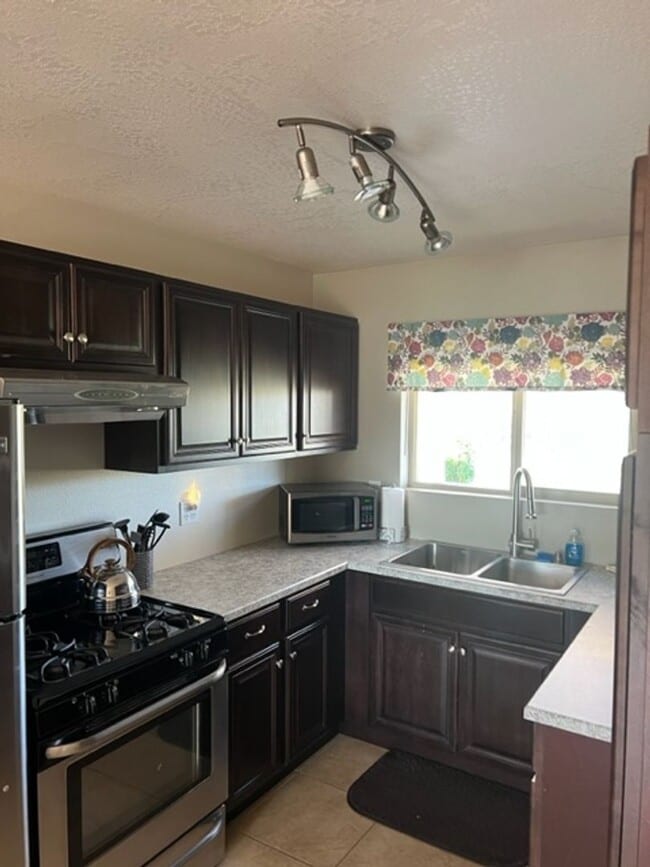 Building Photo - PRIVATE, COUNTRY LIKE SETTING IS A 2 BEDRO...