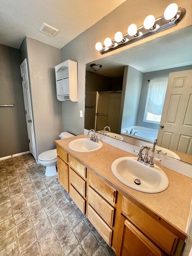 Building Photo - Beautiful 3 bed 2.5 Bath Home in East Loveland, CO!