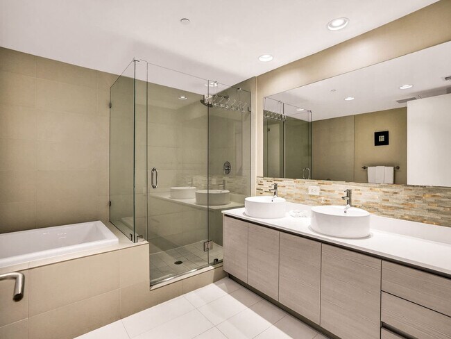 Building Photo - 2602 E Hallandale Beach Blvd