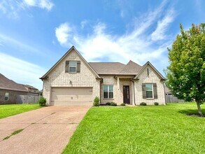 Building Photo - Now Leasing a 4-bedroom 3 bath home on Oakland