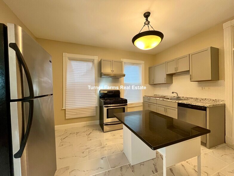 Building Photo - 10 Bucknam St