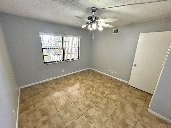 Building Photo - 6475 W Oakland Park Blvd