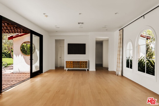 Building Photo - 647 Toyopa Dr