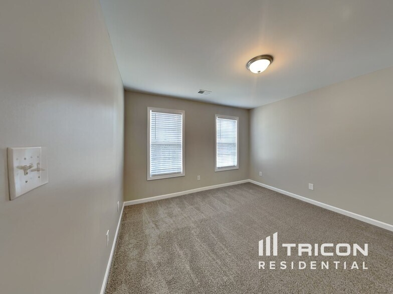 Building Photo - 9260 Carnes Estates Dr