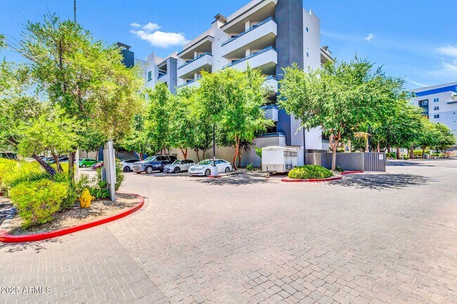 Building Photo - 945 E Playa Del Norte Dr