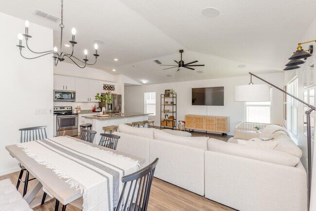 Building Photo - 5940 NW Pine Trail Cir