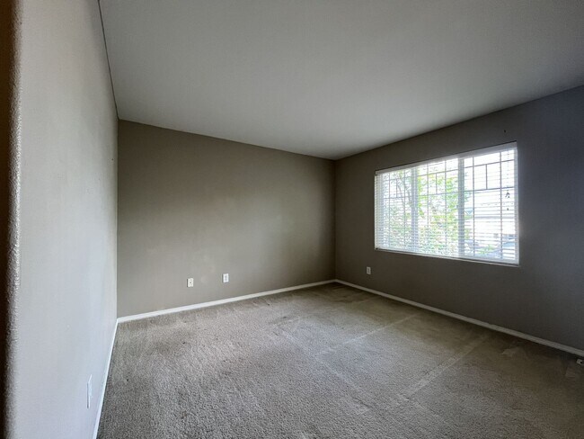 Building Photo - Beautiful 5BD/3BA Home with Soaking Tub, Island Kitchen & Attached 2-Car Garage