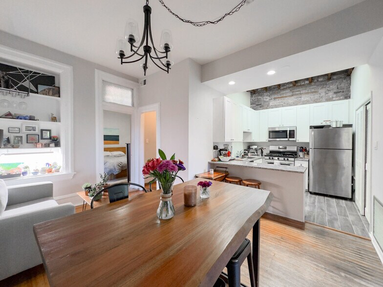 Building Photo - 2136 N Clifton Ave