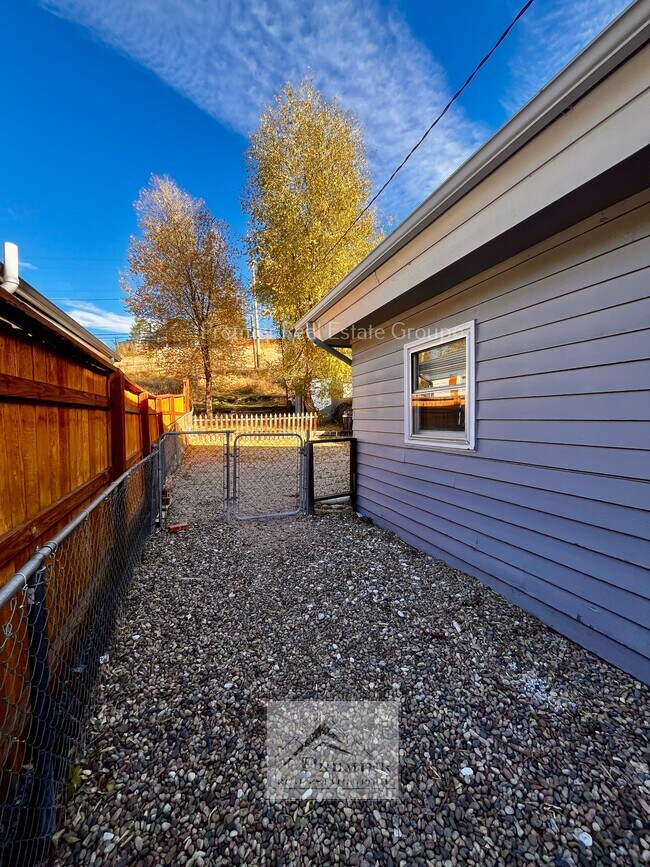 Building Photo - 218 W Ramona Ave