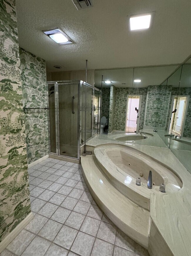 Building Photo - Beautiful Central Waco Home