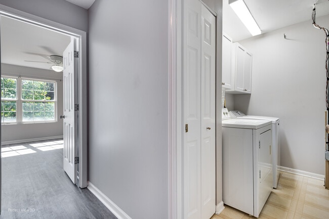 Building Photo - 2827 Stonewater Dr