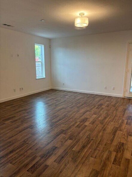 Building Photo - 506 Janell Ct