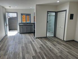Building Photo - 1049 N Stanley Ave