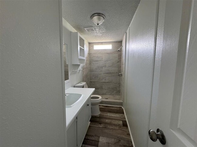 Building Photo - 16206 Wood Dr