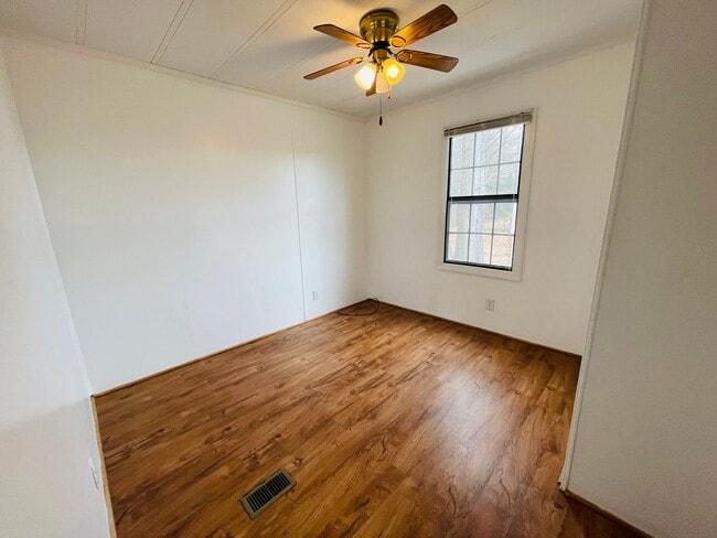 Building Photo - 3 BR, 2 BA doublewide in Pikeville school district