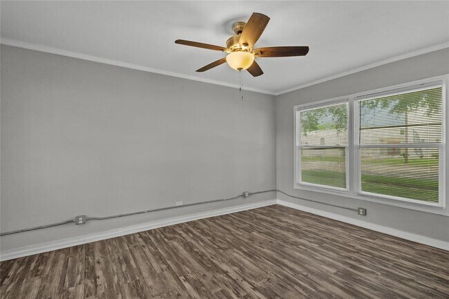 Building Photo - 802 3rd St N
