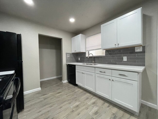 Building Photo - 6019 Bedford Dr