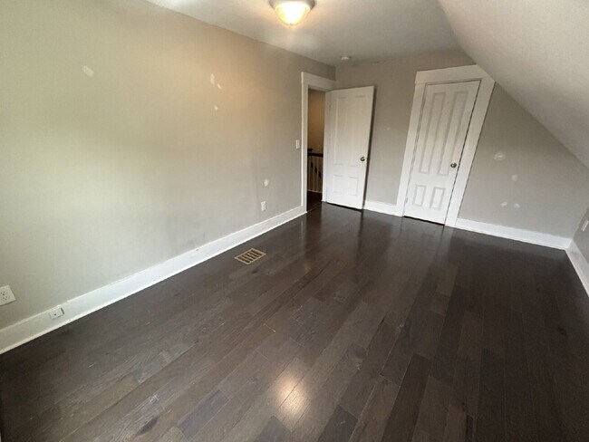 Building Photo - Bright & Spacious 3BR Second-Floor Apartment in Convenient Rochester Location