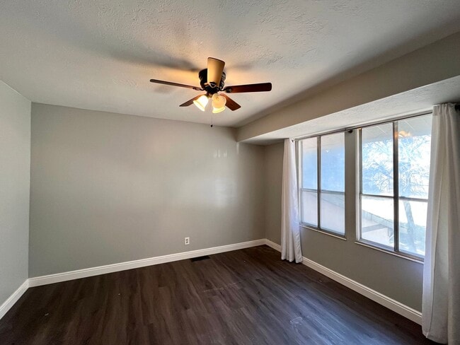 Building Photo - Rare find! Pristine townhome near Trax!