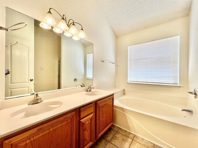 Building Photo - 2210 Green Mere Dr