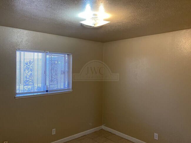 Building Photo - 1814 Crestridge Dr