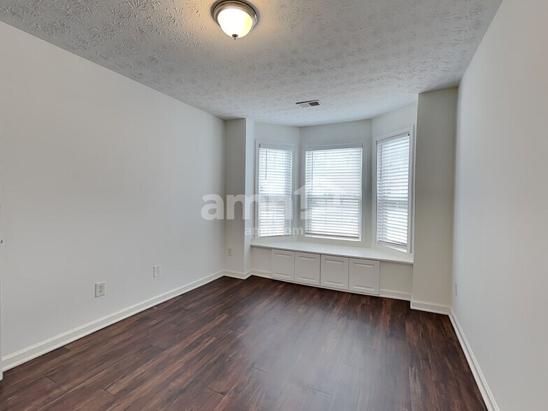 Building Photo - 558 The Blvd