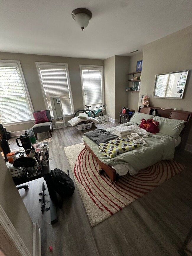 Building Photo - 4-5 Bedroom Single Family Home Located in ...