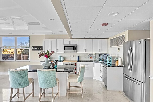 Building Photo - 1150 Hillsboro Mile